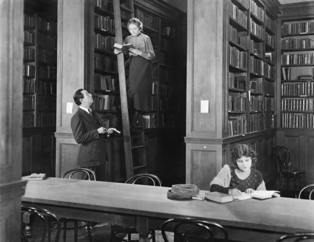 Descubre-la-profesion-del-bibliotecario-a-traves-de-un-corto-difundido-en-1947